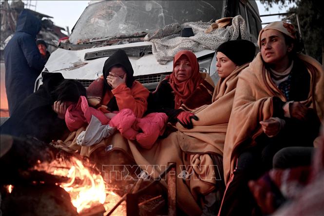 Người dân đốt lửa sưởi ấm trong thời tiết giá lạnh do bị mất nhà cửa sau trận động đất tại Kahramanmaras, Thổ Nhĩ Kỳ, ngày 8/2/2023. Ảnh: AFP/TTXVN