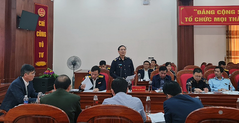 Đại diện lãnh đạo Cục Hải quan Quảng Bình báo cáo kết quả thu ngân sách của đơn vị.