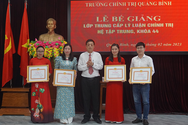 Đại diện lãnh đạo Trường Chính trị tỉnh tặng thưởng cho các học viên xuất sắc.