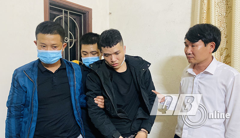 Đối tượng Nguyễn Anh Tuấn bị bắt tại nhà riêng (áo đen)