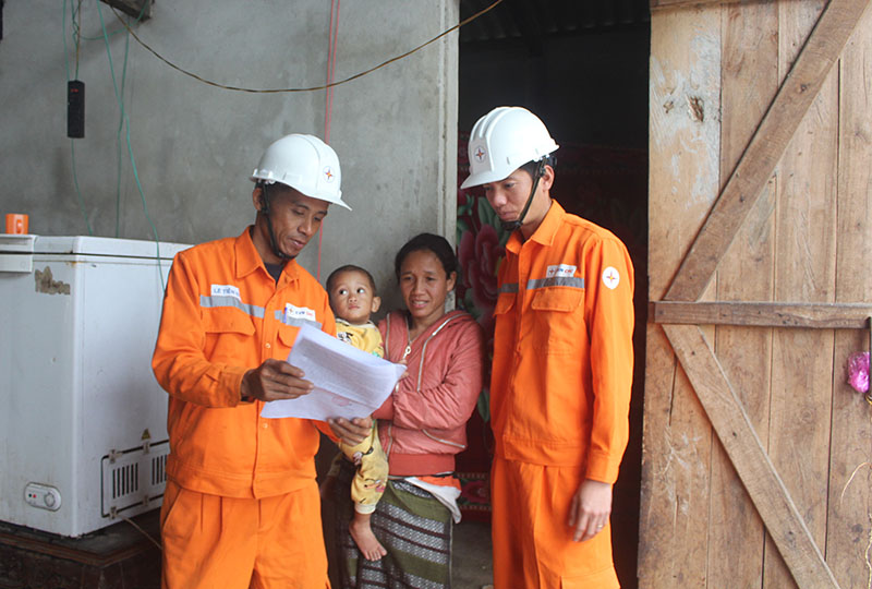 Công nhân Tổ quản lý Nguyệt Áng tuyên truyền cho người dân xã Trường Xuân sử dụng điện an toàn, tiết kiệm.
