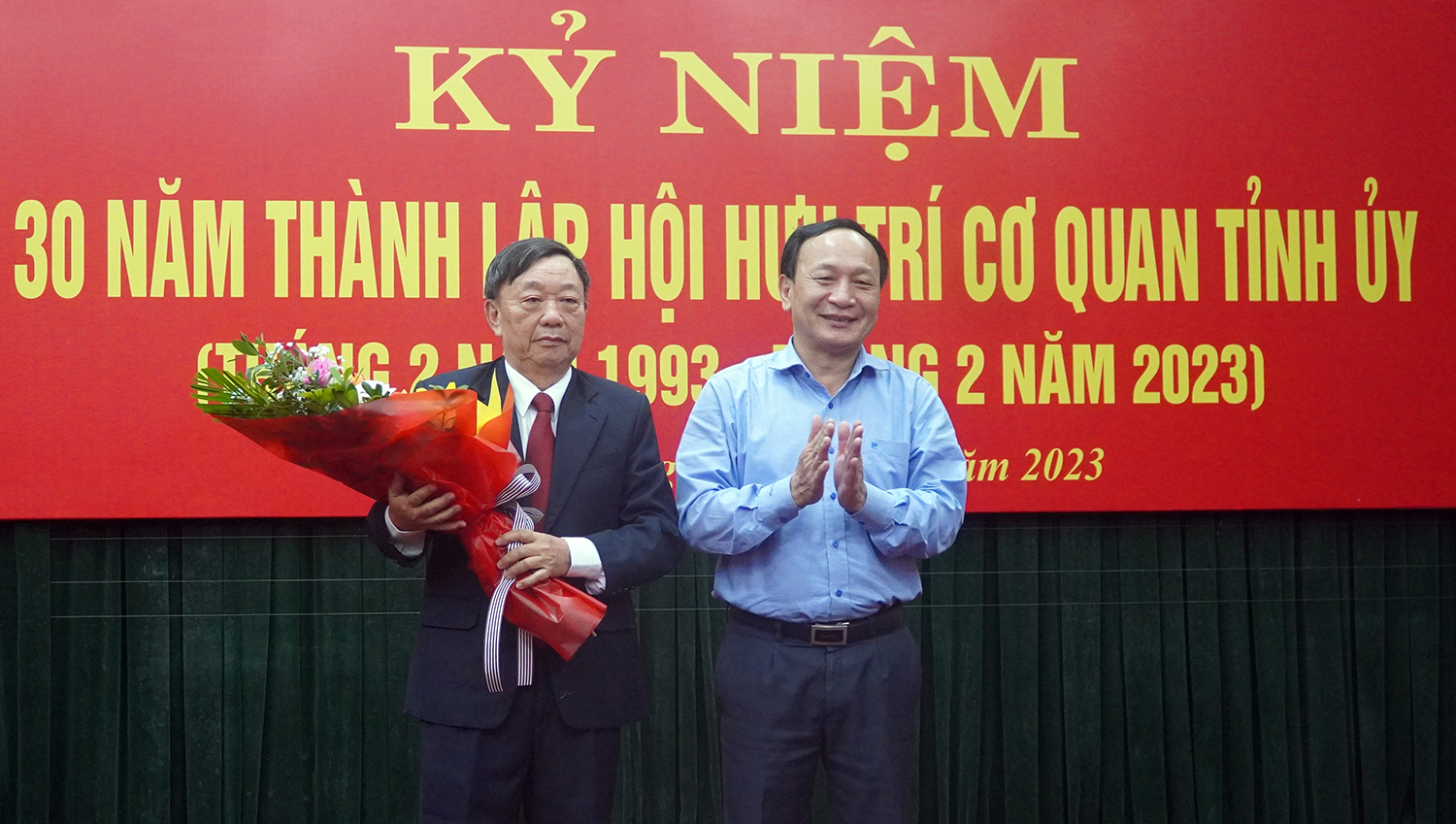 Đồng chí Phó Bí thư Tỉnh ủy, Chủ tịch HĐND tỉnh Trần Hải Châu tặng hoa chúc mừng Hội