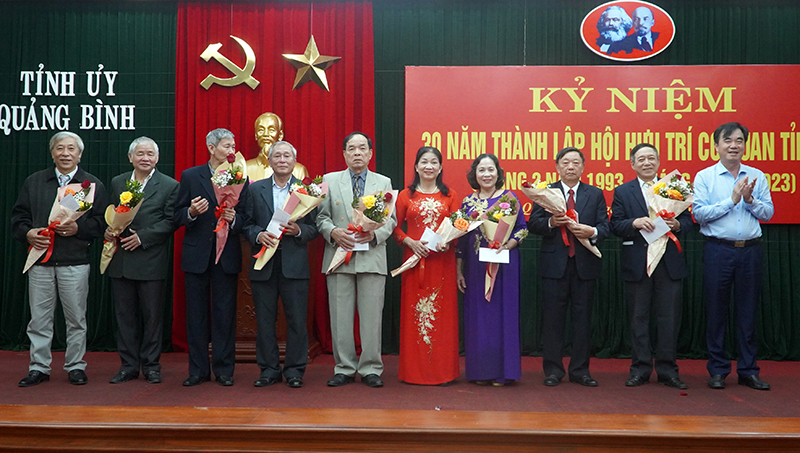 Đồng chí Nguyễn Lương Bình, Ủy viên Ban Thường vụ, Trưởng ban Nội chính Tỉnh ủy tặng hoa mừng thọ các hội viên