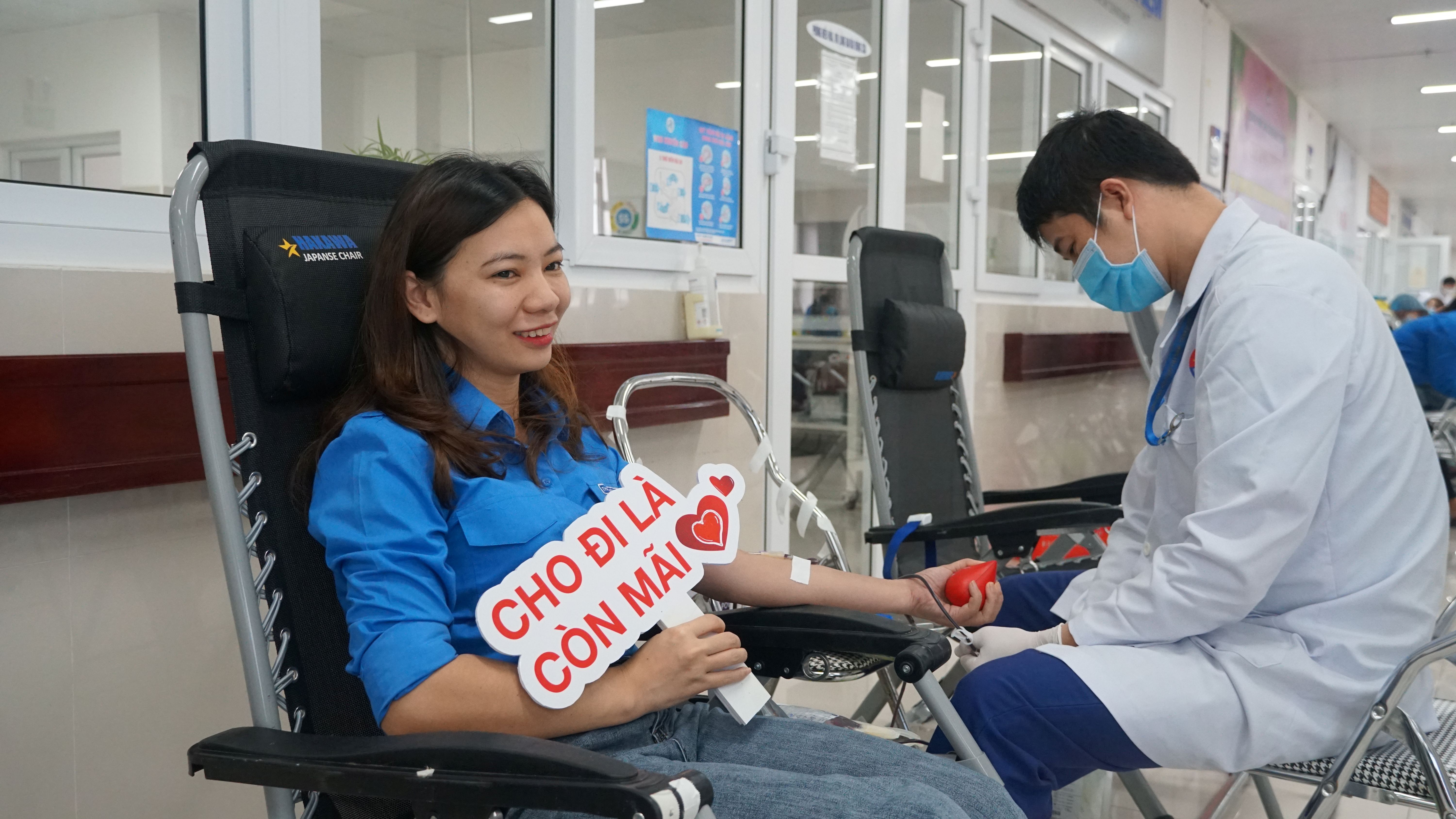 Đoàn viên Khối CCQ tỉnh tham gia hiến máu tình nguyện.