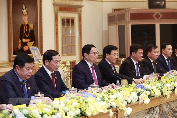 Thủ tướng Phạm Minh Chính và đoàn Việt Nam tại buổi hội đàm với Quốc vương Brunei Hassanal Bolkiah. (Ảnh: Dương Giang/TTXVN)