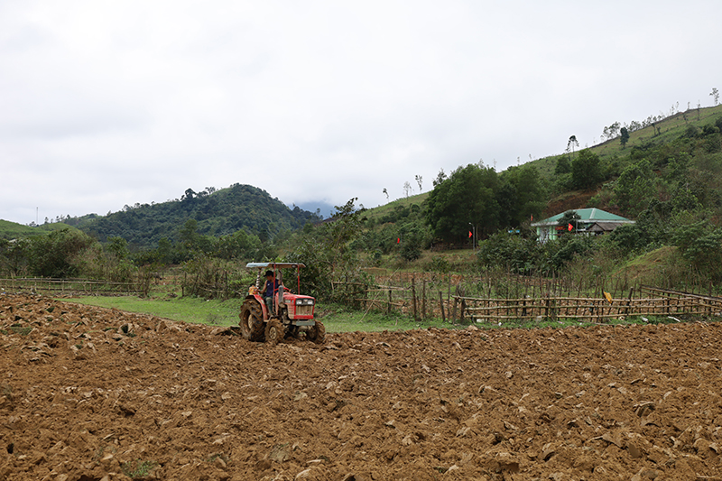 Nông dân xã Hóa Sơn sử dụng cơ giới hóa để nâng cao hiệu quả lao động sản xuất.