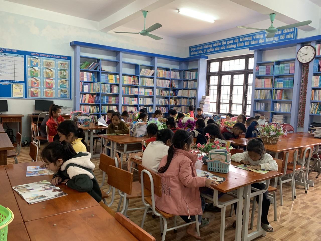 Học sinh Trường tiểu học và THCS Thượng Hóa đọc sách tại thư viện.