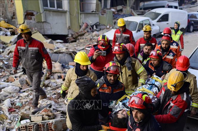 Lực lượng cứu hộ giải cứu nạn nhân mắc kẹt trong đống đổ nát sau trận động đất tại Hatay, Thổ Nhĩ Kỳ, ngày 12/2/2023. Ảnh: AFP/TTXVN