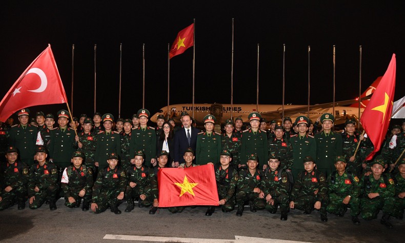 Thượng tướng Nguyễn Tân Cương cùng các đại biểu chụp ảnh cùng đoàn công tác trước lúc lên đường làm nhiệm vụ tại Thổ Nhĩ Kỳ.