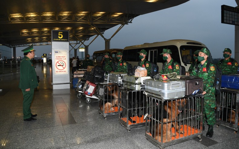 Các quân nhân trong đoàn công tác tập kết tại sân bay Nội Bài để lên đường sang làm nhiệm vụ tại Thổ Nhĩ Kỳ.