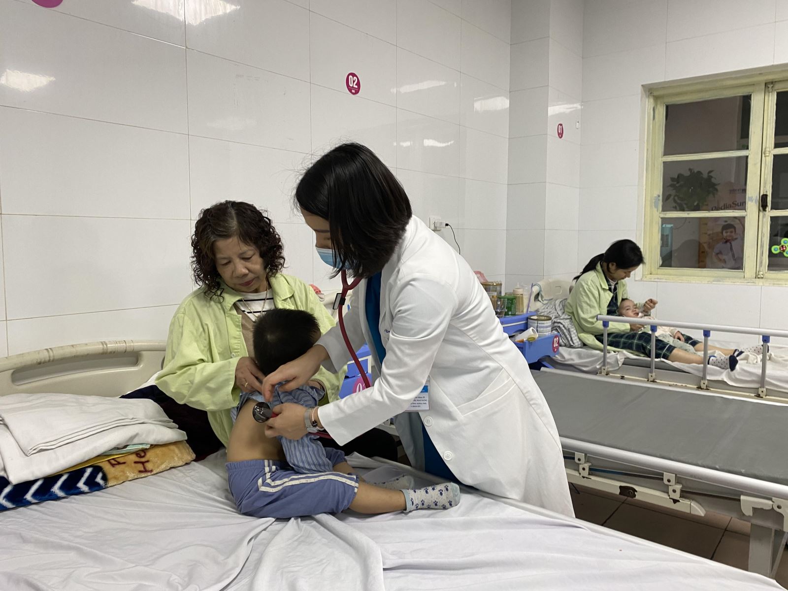 Trẻ nhập viện điều trị tại Bệnh viện Thanh Nhàn. Ảnh: Tạ Nguyên.