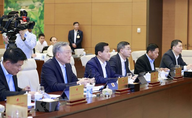 Phó Thủ tướng Lê Minh Khái cùng các đại biểu khách mời dự phiên họp. (Ảnh: Doãn Tấn/TTXVN)
