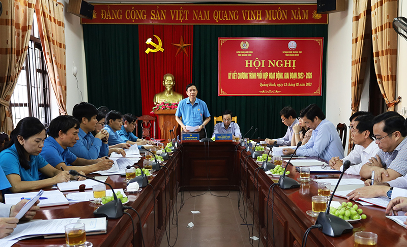 Đồng chí Chủ tịch LĐLĐ tỉnh Phạm Tiến Nam phát biểu tại hội nghị. 