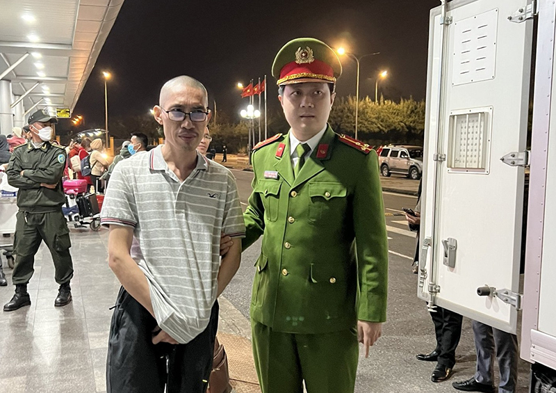 Đối tượng Hoàng Minh Toàn được di lý từ TP. Hồ Chí Minh về Quảng Bình để phục vụ công tác điều tra.