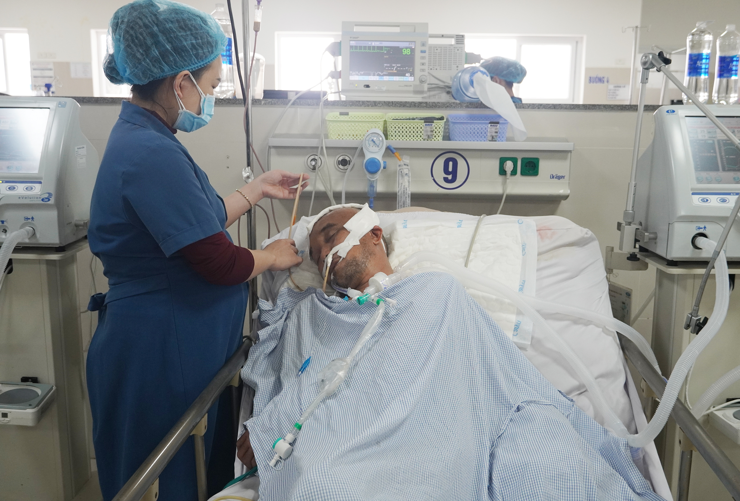 Anh Nguyễn Văn Hệ đang được điều trị tại Bệnh viện hữu nghị Việt Nam-Cuba Đồng Hới.