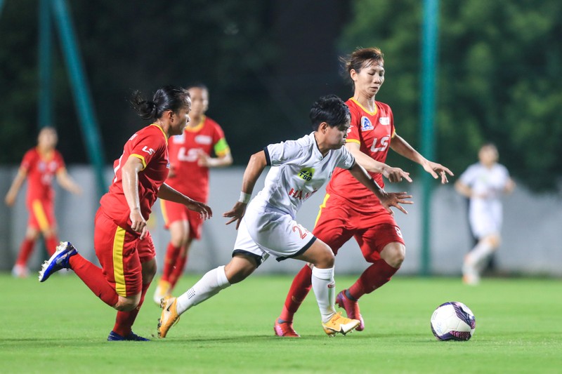 TP Hồ Chí Minh I (áo đỏ) lên ngôi vô địch giải bóng đá nữ Cúp Quốc gia 2022 sau khi đánh bại Hà Nội I ở trận chung kết. (Ảnh: VFF)