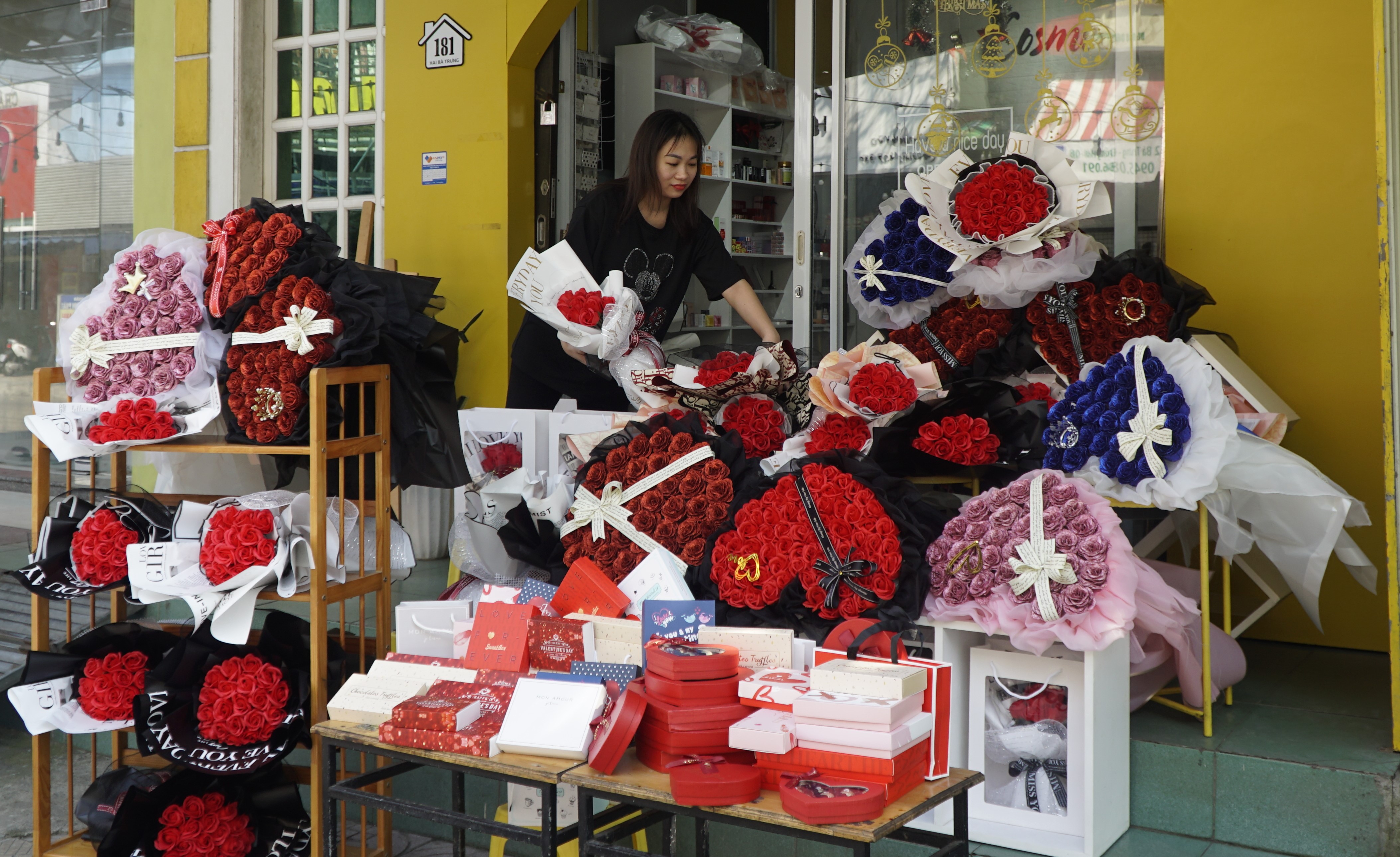 Các cửa hàng hoa bán đa dạng các chủng loại, rực rỡ sắc màu phục vụ khách hàng ngày Valentine.