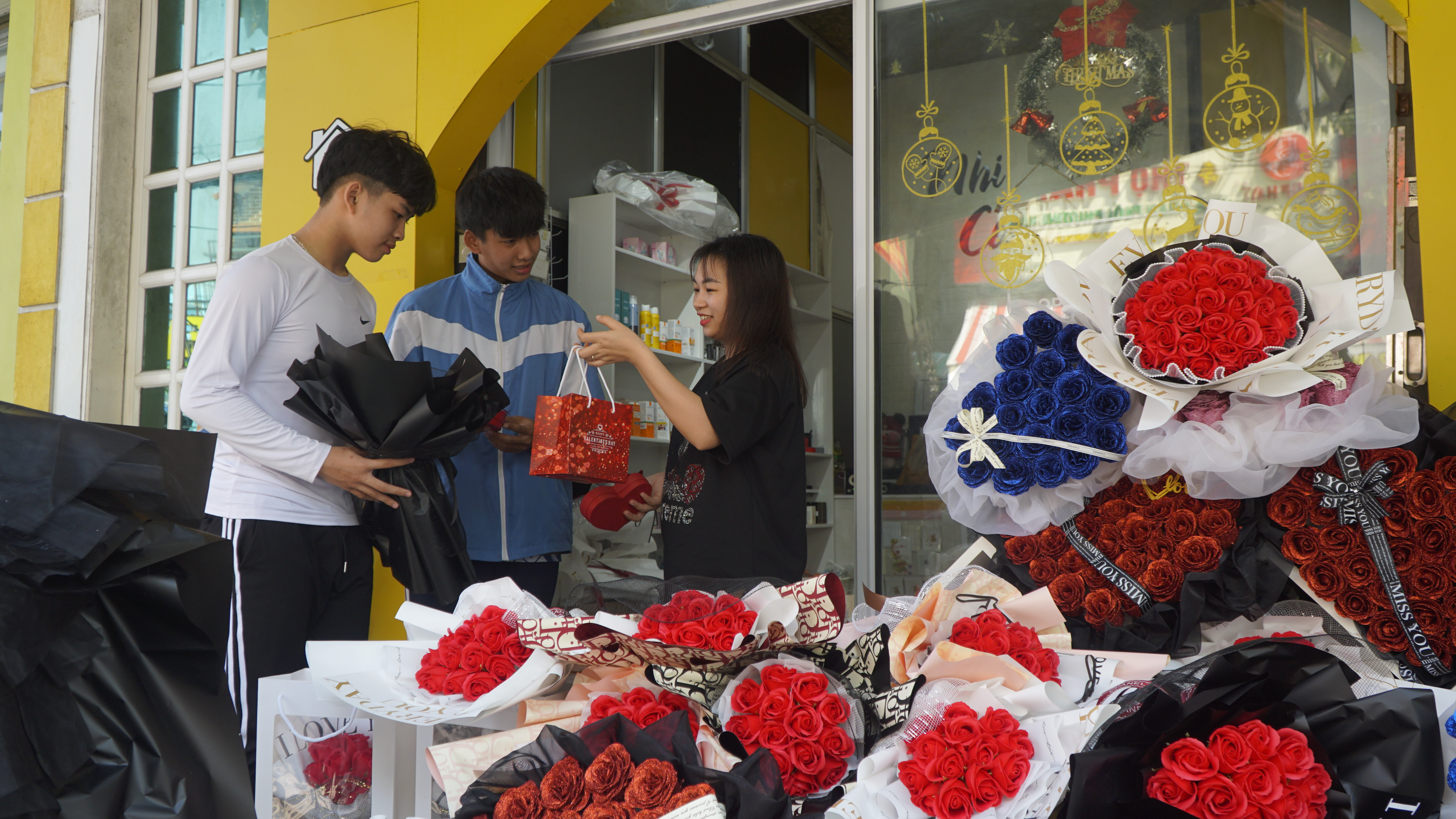 Hoa hồng sáp là một trong những sản phẩm được giới trẻ ưa chuộng trong dịp lễ Valentine năm nay.
