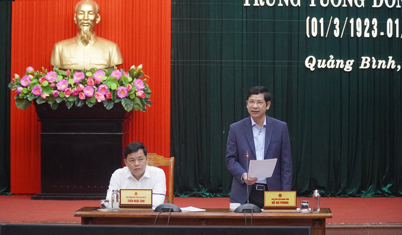 Đồng chí Phó Chủ tịch UBND tỉnh Hồ An Phong phát biểu đặt vấn đề tại buổi họp báo.