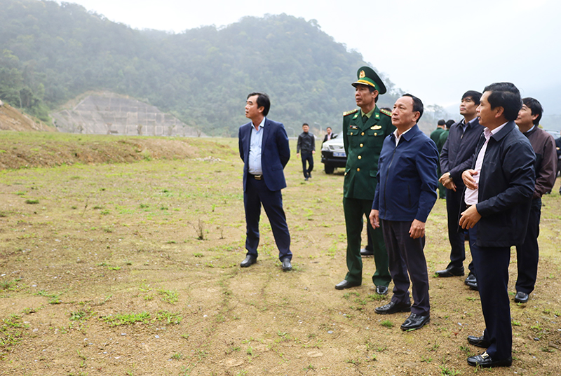 Đồng chí Phó Bí thư Thường trực Tỉnh ủy Trần Hải Châu kiểm tra điểm sạt lở tại khu vực Cửa khẩu quốc tế Cha Lo.