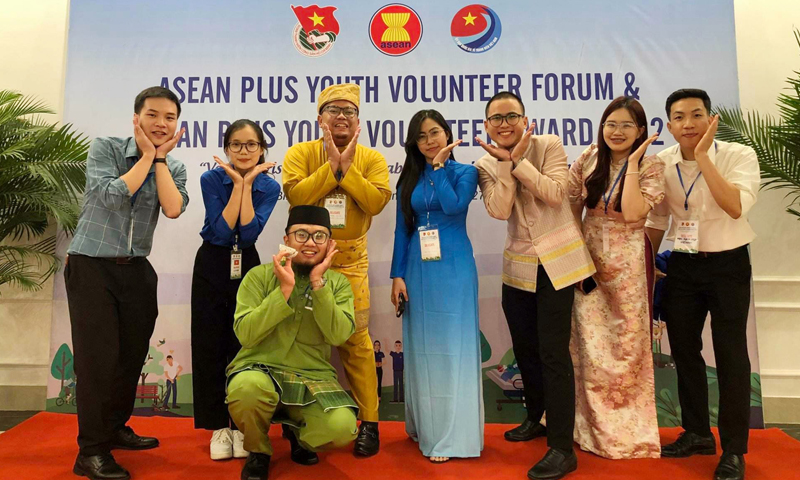 Hà Hồng Ngọc (thứ 2 từ bên phải sang) chụp ảnh lưu niệm với thanh niên trong khối ASEAN.