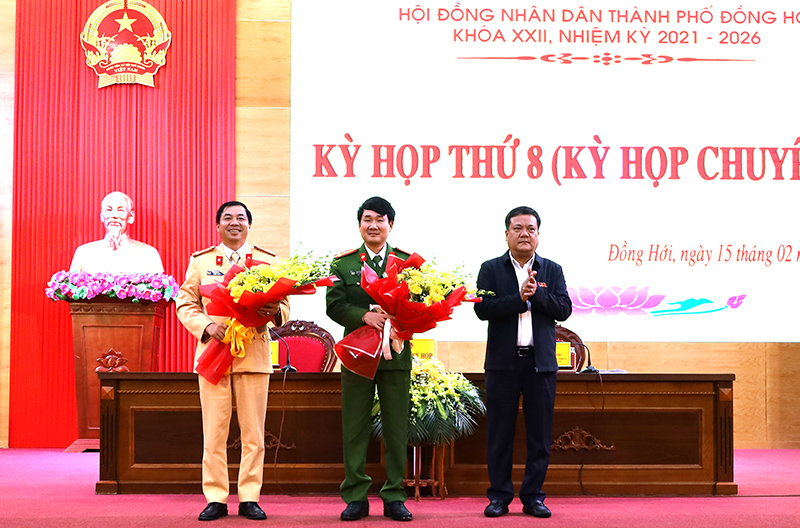 Chủ tịch HĐND thành phố Trần Phong tặng hoa các đồng chí Đinh Cao Quang và Trần Đức Dương.