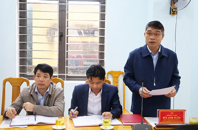 Đồng chí Bí thư Huyện ủy Minh Hóa Bùi Anh Tuấn báo cáo tình hình kinh tế-xã hội, quốc phòng-an ninh và công tác xây dựng Đảng của huyện Minh Hóa. 