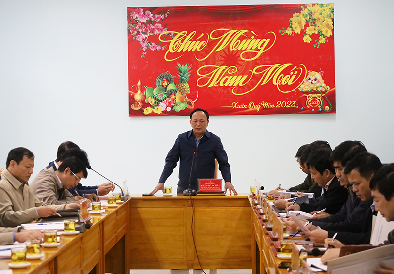 Đồng chí Phó Bí thư Thường trực Tỉnh ủy Trần Hải Châu phát biểu tại buổi làm việc với Ban Thường vụ Huyện ủy Minh Hóa.