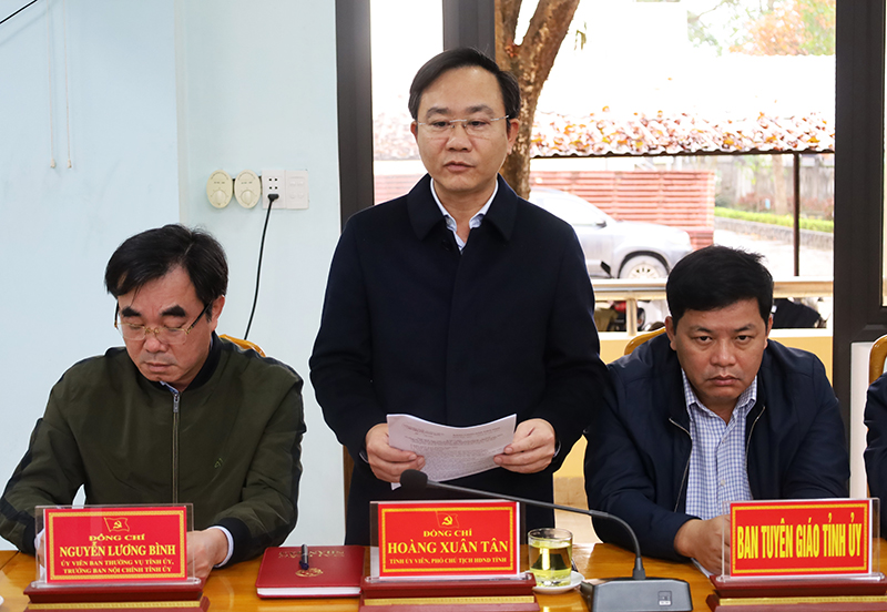 Đồng chí Phó Chủ tịch HĐND tỉnh Hoàng Xuân Tân phát biểu tại buổi làm việc.
