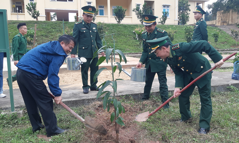 Đoàn công tác trồng cây lưu niệm tại đồn Biên phòng Cồn Roàng, BĐBP tỉnh.