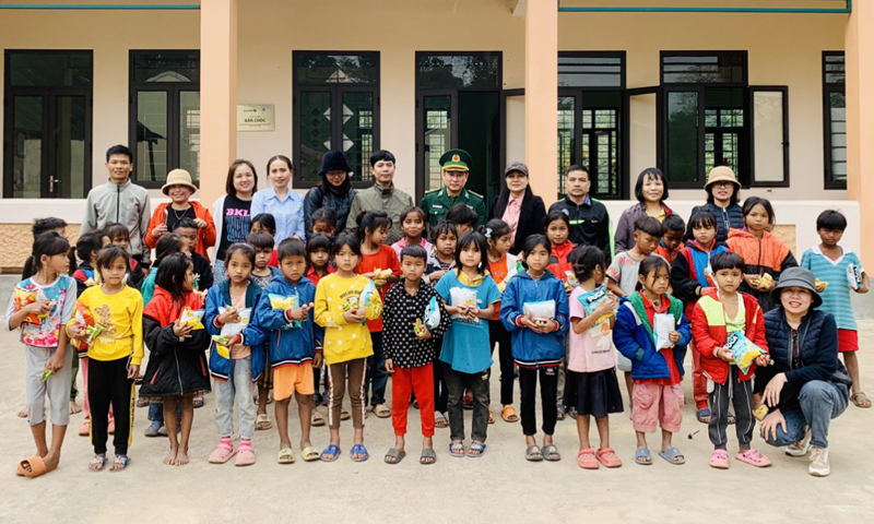 oàn Công tác tặng quà cho các cháu học sinh trường mầm non Tân Thượng trạch (điểm trường bản Cooc).