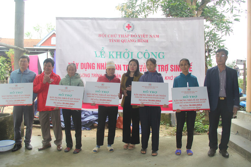 Đại diện lãnh đạo Hội CTĐ tỉnh, Ban Dân vận Tỉnh ủy và huyện Quảng Ninh trao hỗ trợ nhà ở an toàn cho các hộ ngư dân có hoàn cảnh khó khăn xã Hải Ninh và Duy Ninh.