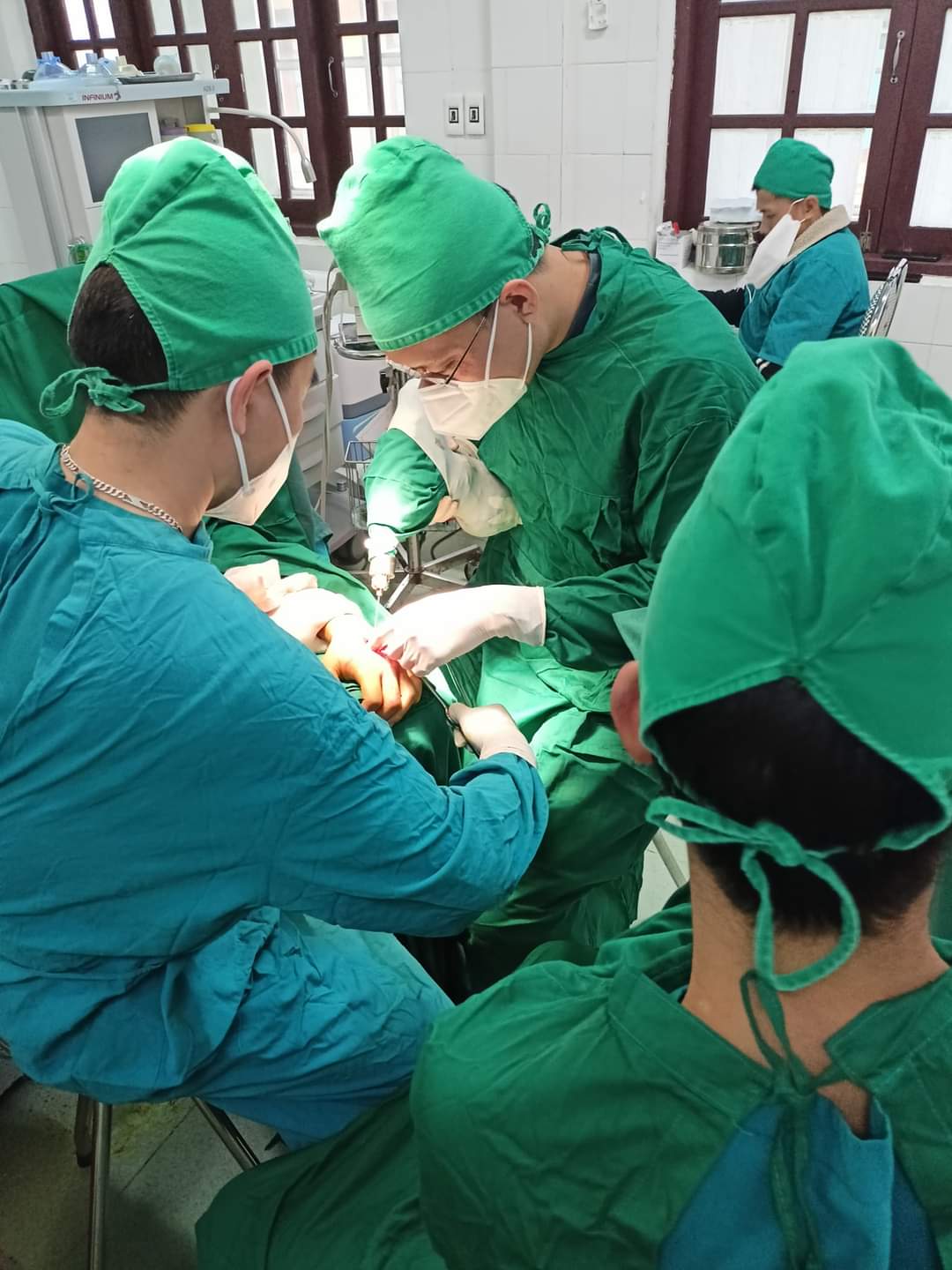 Các bác sĩ của Khoa Ngoại tổng hợp-Bệnh viện đa khoa huyện Minh Hóa thực hiện phẫu thuật cho bệnh nhân.