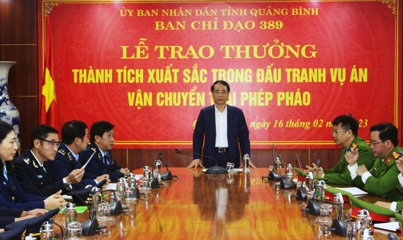 Đồng chí Phan Mạnh Hùng, Tỉnh ủy viên, Phó Chủ tịch UBND tỉnh, Trưởng ban chỉ đạo 389 phát biểu tại buổi lễ. 