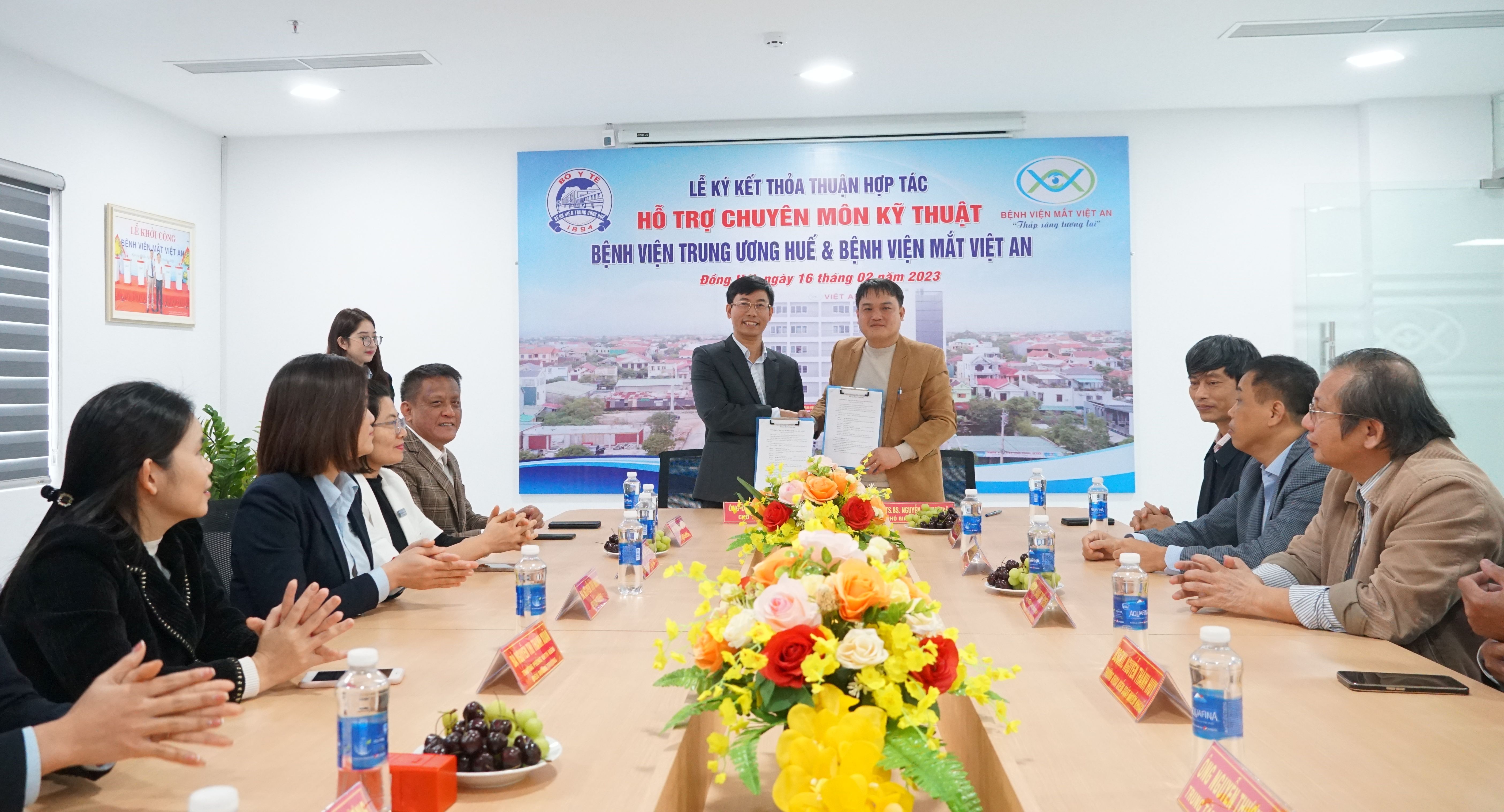 : Lãnh đạo Bệnh viện Mắt Việt An (Quảng Bình) và Bệnh viện Trung ương Huế ký kết thỏa thuận hợp tác, hỗ trợ chuyên môn kỹ thuật về nhãn khoa.