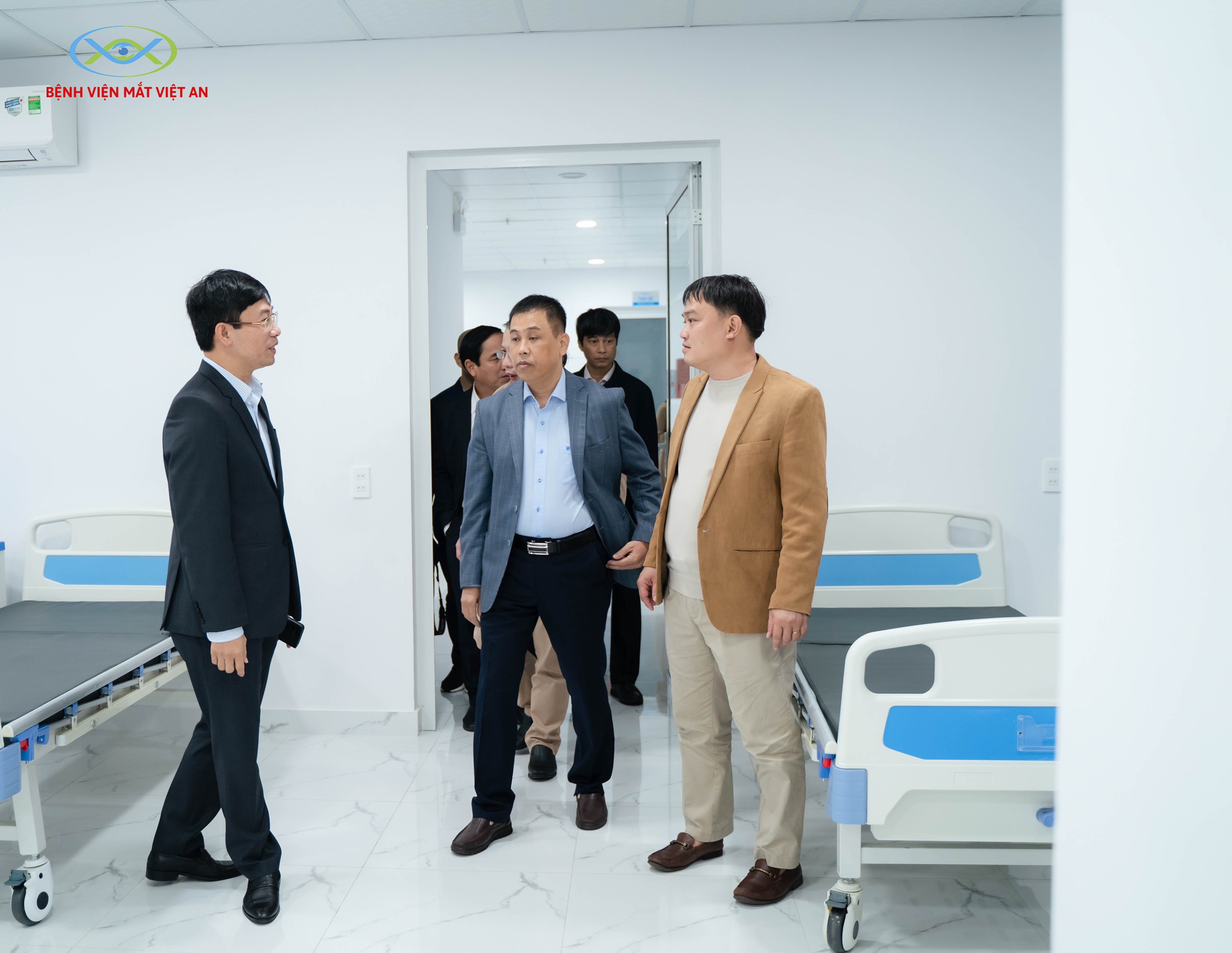 Đoàn lãnh đạo Bệnh viện Trung ương Huế thăm quan Bệnh viện Mắt Việt An.