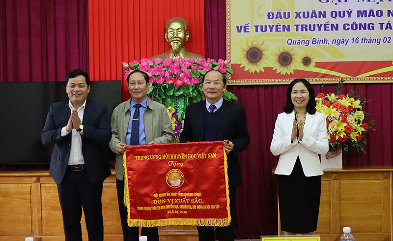 Lãnh đạo Ban Tuyên giáo Tỉnh ủy trao cờ thi đua của Trung ương Hội Khuyến học Việt Nam cho Hội KH tỉnh.
