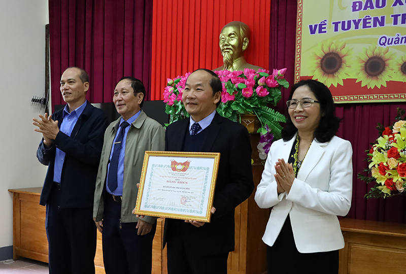 Lãnh đạo Ủy ban MTTQVN tỉnh trao tặng bằng khen cho Hội KH tỉnh.
