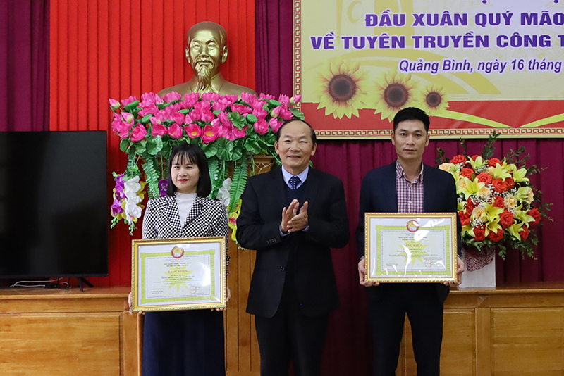 Lãnh đạo Hội KH tỉnh trao bằng khen của Trung ương Hội KH Việt Nam tặng các cá nhân.