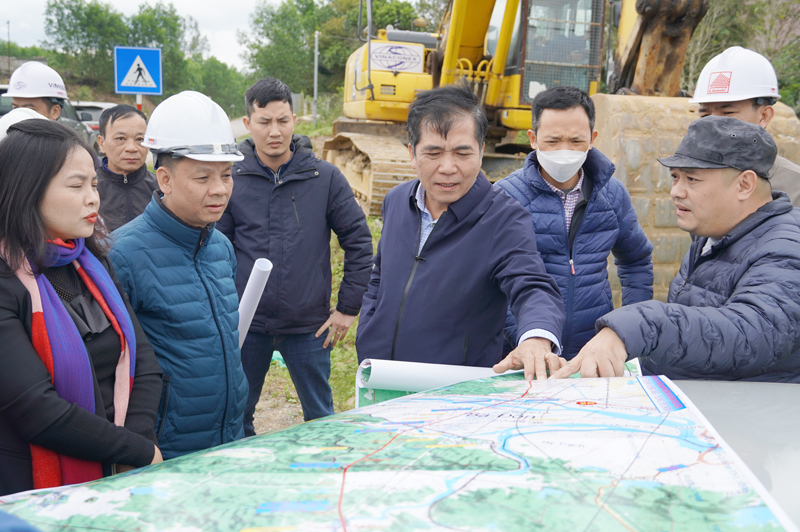 Đồng chí Phó Chủ tịch Thường trực UBND tỉnh Đoàn Ngọc Lâm kiểm tra trên thực địa nút giao công trình đường bộ cao tốc trên địa bàn xã Quảng Tiến (Quảng Trạch).