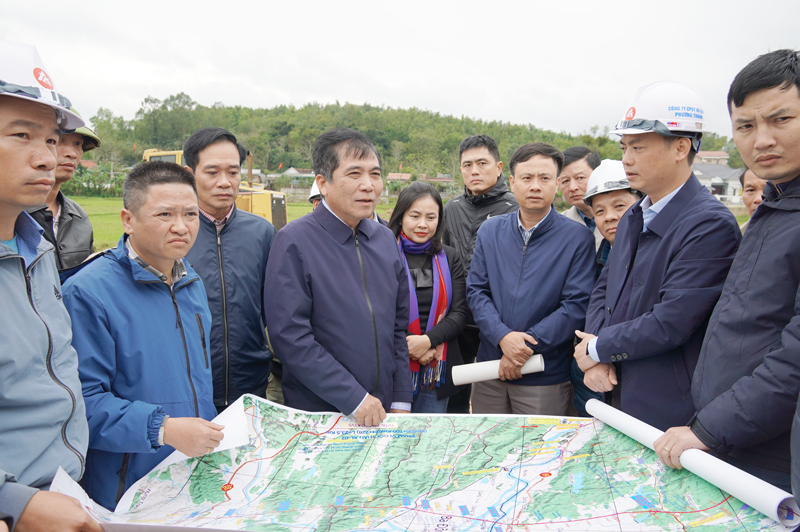 Đồng chí Phó Chủ tịch Thường trực UBND tỉnh Đoàn Ngọc Lâm kiểm tra thực địa tại nút giao của công trình đường bộ cao tốc Bắc- Nam và Quốc lộ 12A.