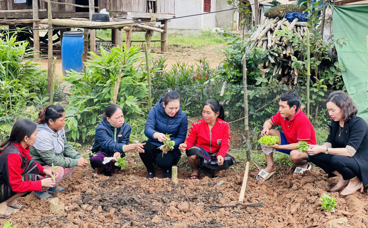 Cán bộ Hội LHPN huyện Bố Trạch hướng dẫn bà con bản Khe Ngát (thị trấn Nông trường Việt Trung, Bố Trạch) trồng rau.