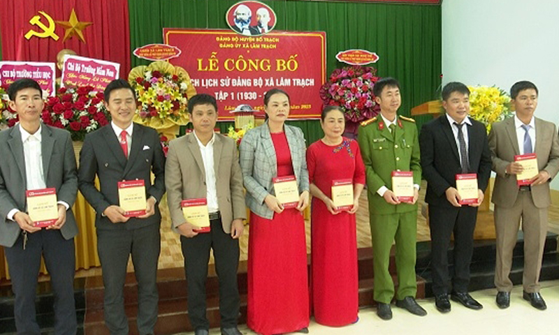 Đại diện lãnh đạo xã Lâm Trạch tặng cuốn sách Lịch sử Đảng bộ xã cho các đại biểu nhân dịp công bố sách.