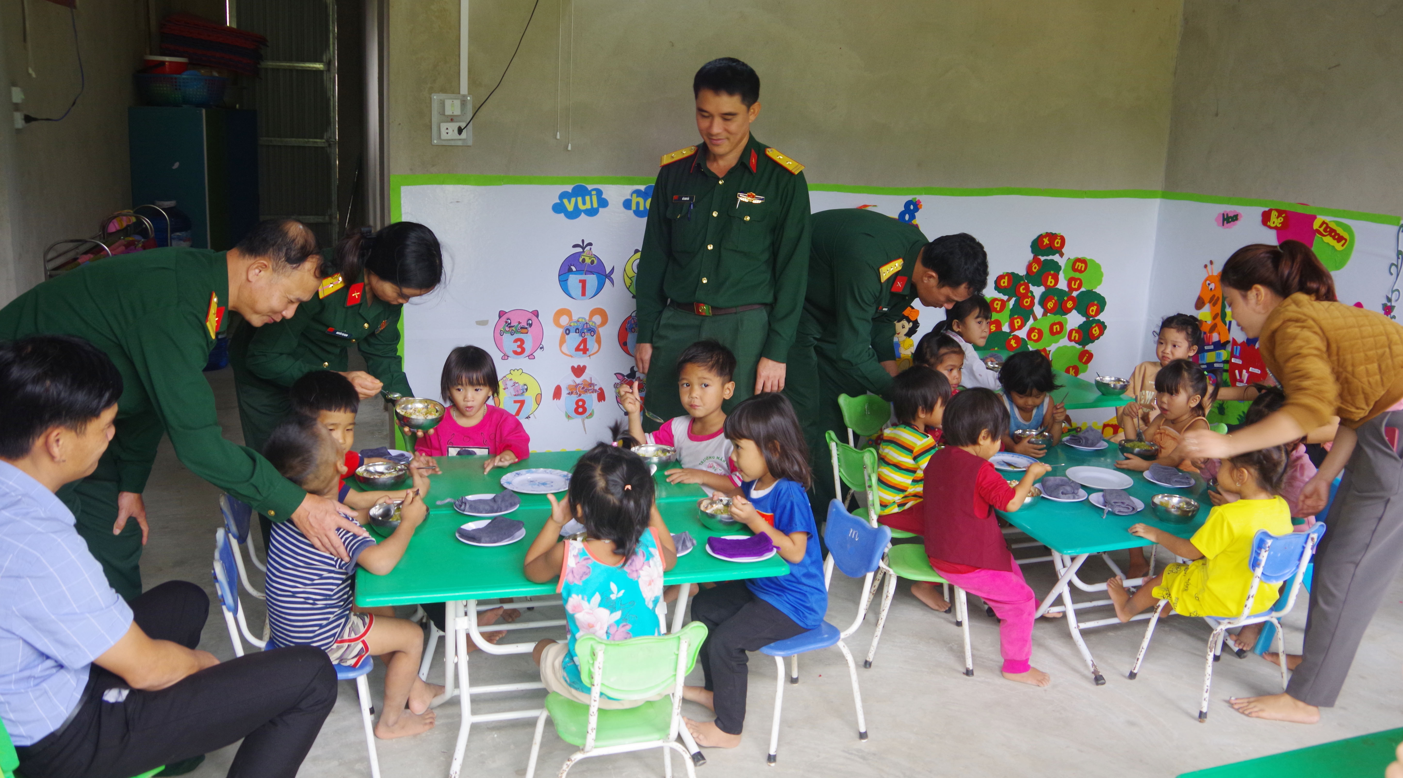 Tổ chức bữa cơm cho các em học sinh người Mã Liềng, xã Lâm Hóa.