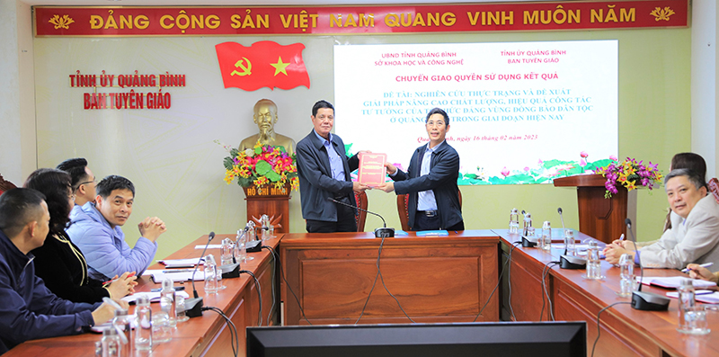 Ban Tuyên giáo Tỉnh ủy Quảng Bình nhận kết quả nghiên cứu để ứng dụng vào thực tiễn.