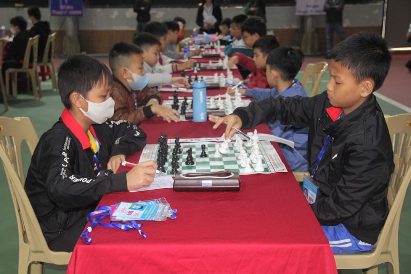 Các vận động viên thi đấu môn cờ vua.