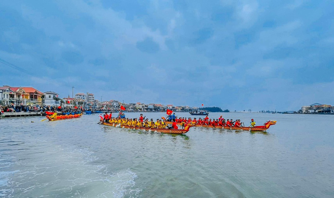  Lễ hội đua thuyền truyền thống trên sông Lý Hòa diễn ra vào ngày mồng 3 Tết Nguyên đán hàng năm.