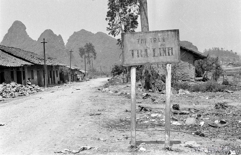 Hình ảnh người chiến sĩ cầm súng B41 hướng về phía quân xâm lược, bên cạnh là cột mốc số 0 Lạng Sơn, rạng sáng 17/2/1979 mang tính biểu tượng về cuộc chiến đấu bảo vệ biên giới phía bắc năm 1979. (Ảnh: Tư liệu/TTXVN phát)