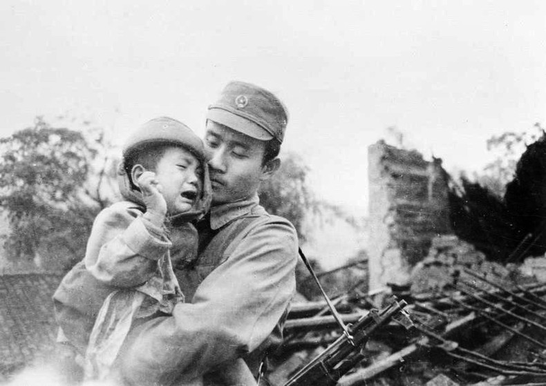  Chiến sĩ biên phòng Ngô Duy Nhung cứu sống kịp thời một cháu bé từ trong đống đổ nát. (Ảnh: Ngô Đình Phước/TTXVN)