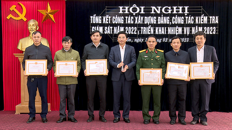 Đồng chí Trương An Ninh, Bí thư Thị ủy Ba Đồn tặng giấy khen cho các tập thể, cá nhân có thành tích xuất sắc trong công tác